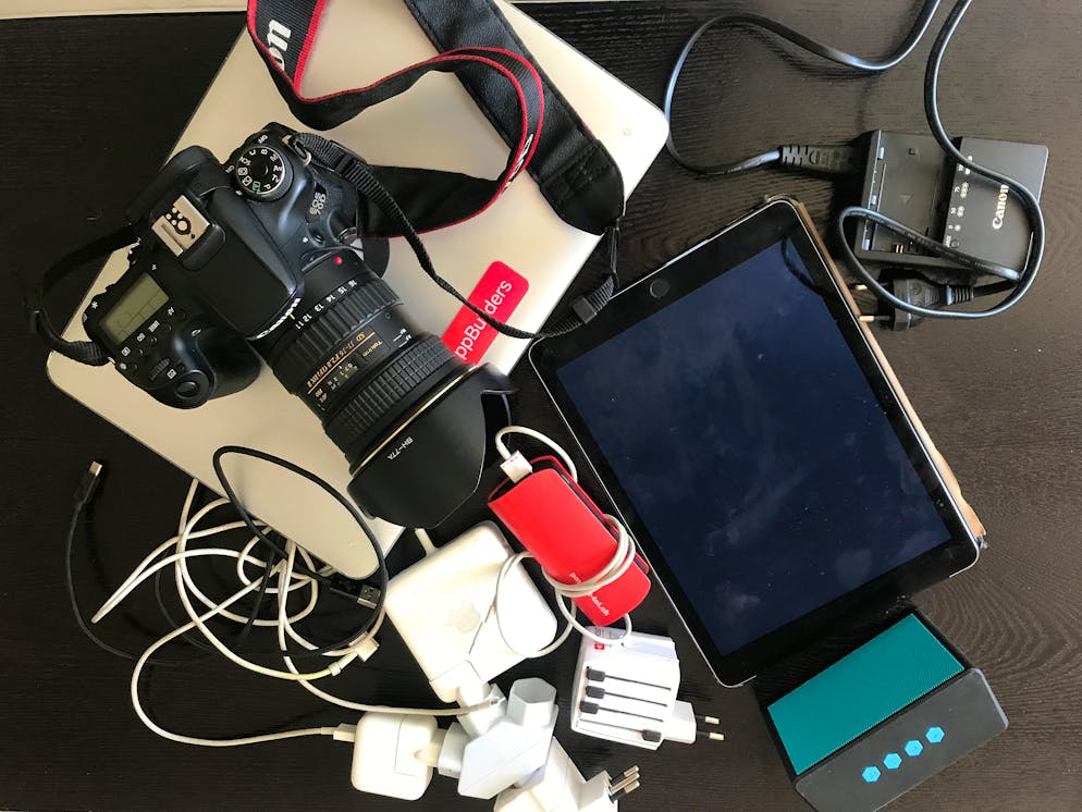 Adapter, Akkus, Kabel, Stecker und was ein digitaler Nomade sonst noch so braucht. 