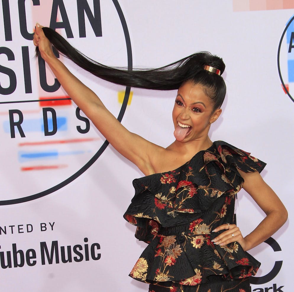 Les tenues déjantées des American Music Awards. Liza Koshy nous montre sa crinière de Raiponce. Et elle n'était pas la seule à adopter cette coiffure...
