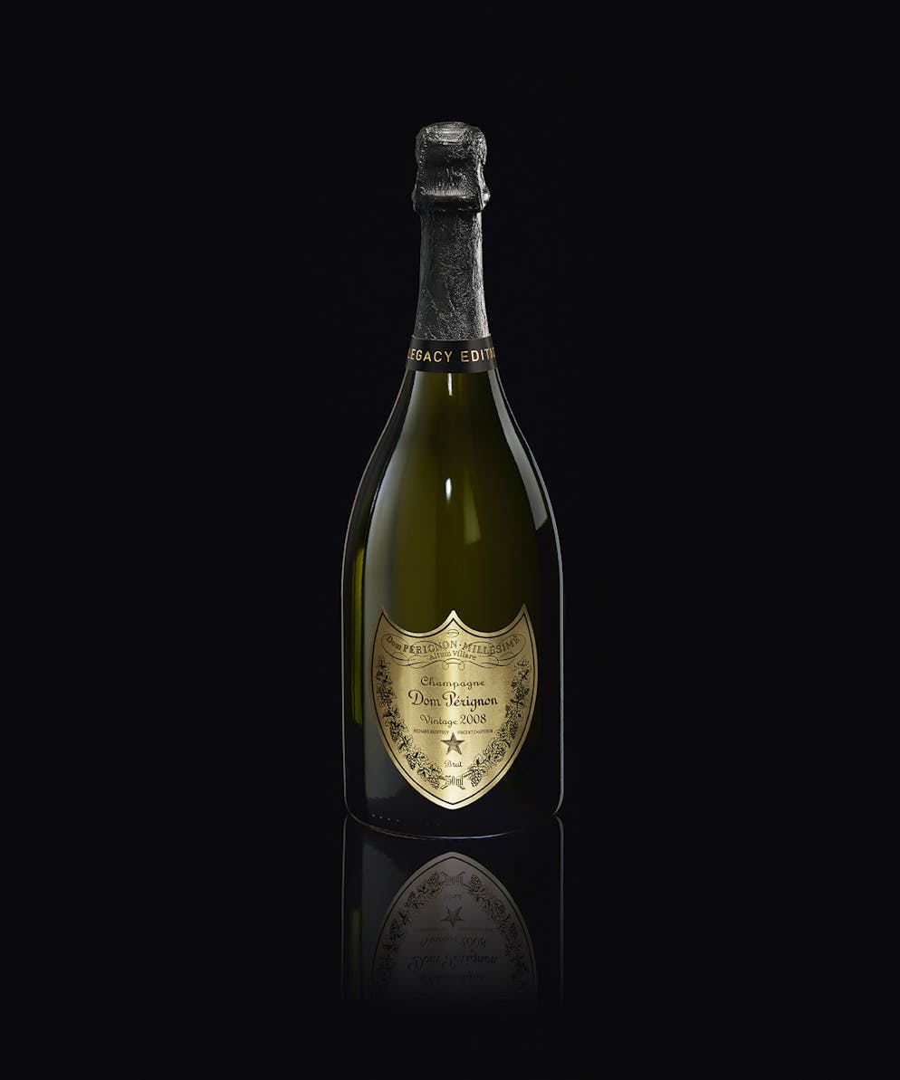Dernier présenté, le Dom Pérignon 2008 est en dégustation à la cave du bar du Plaza Athénée.