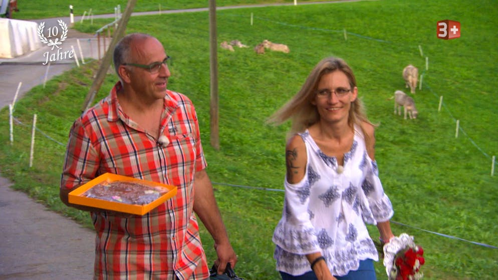 Ein Kuss und viele Freudentränen bei «Bauer, ledig, sucht...». Alleinerziehender Vater von fünf Kindern trifft auf alleinerziehende Mutter von drei Kindern. Noldi und Michaela haben eine ähnliche Ausgangsbasis für die Hofwoche in Obwalden.