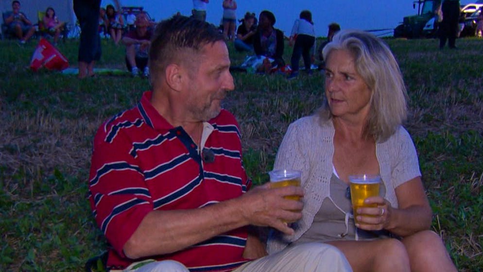Ein Kuss und viele Freudentränen bei «Bauer, ledig, sucht...». Feuerwerk über dem Bielersee. Beat schleppte zwar Gentleman-mässig einen Karton zum Sitzen an. Doch von einem «Big Bang» zwischen ihm und Sylvia war noch nicht viel zu spüren bislang.