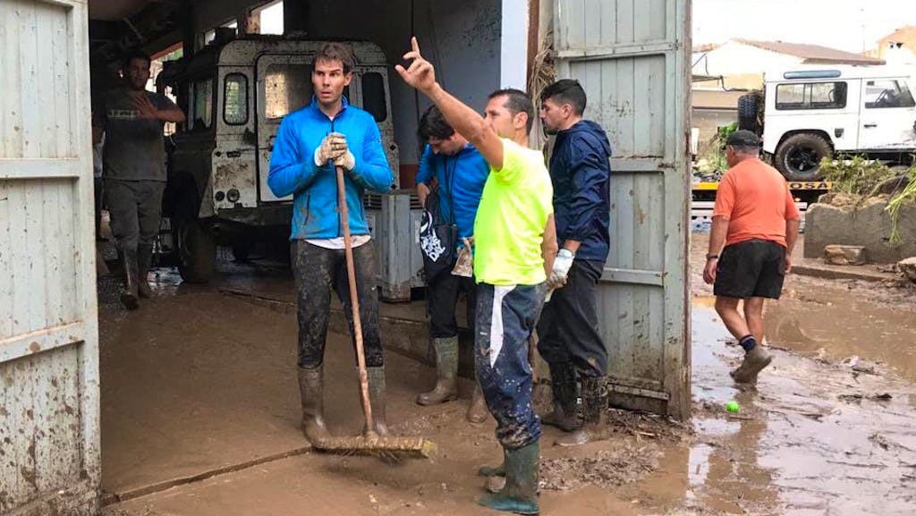 Überschwemmungen auf Mallorca: Rafael Nadal packt mit an