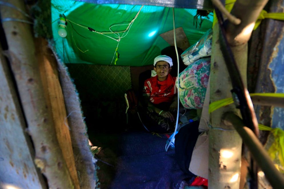 Ahmed Houbeichi pose pour la photo le 4 octobre 2018 à l'intérieur de la cabane qu'il s'est construite dans un arbre en plein Sanaa, capitale du Yémen