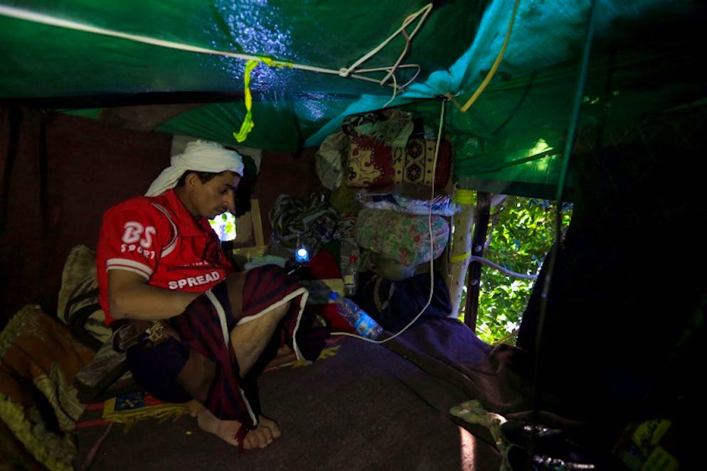 Ahmed Houbeichi dans la cabane qu'il s'est construite dans un arbre en plein Sanaa, capitale du Yémen. Photo prise le 4 octobre 2018