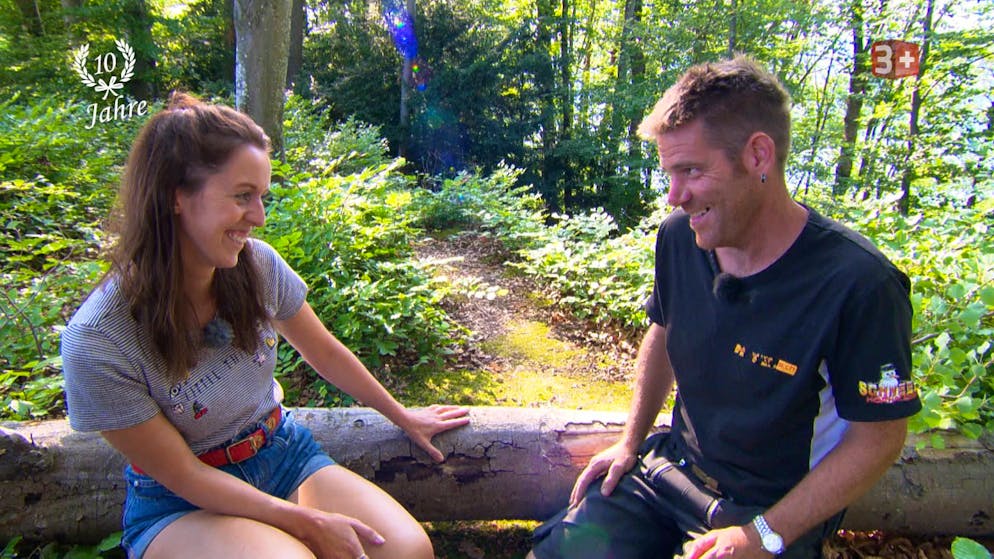 Ein Kuss und viele Freudentränen bei «Bauer, ledig, sucht...». Was sich liebt, das neckt sich: Julia und Simon beim Grillieren im Wald. «Je mehr ich sie kennenlerne, umso sympathischer wird sie mir.» Das konnte man sehen.