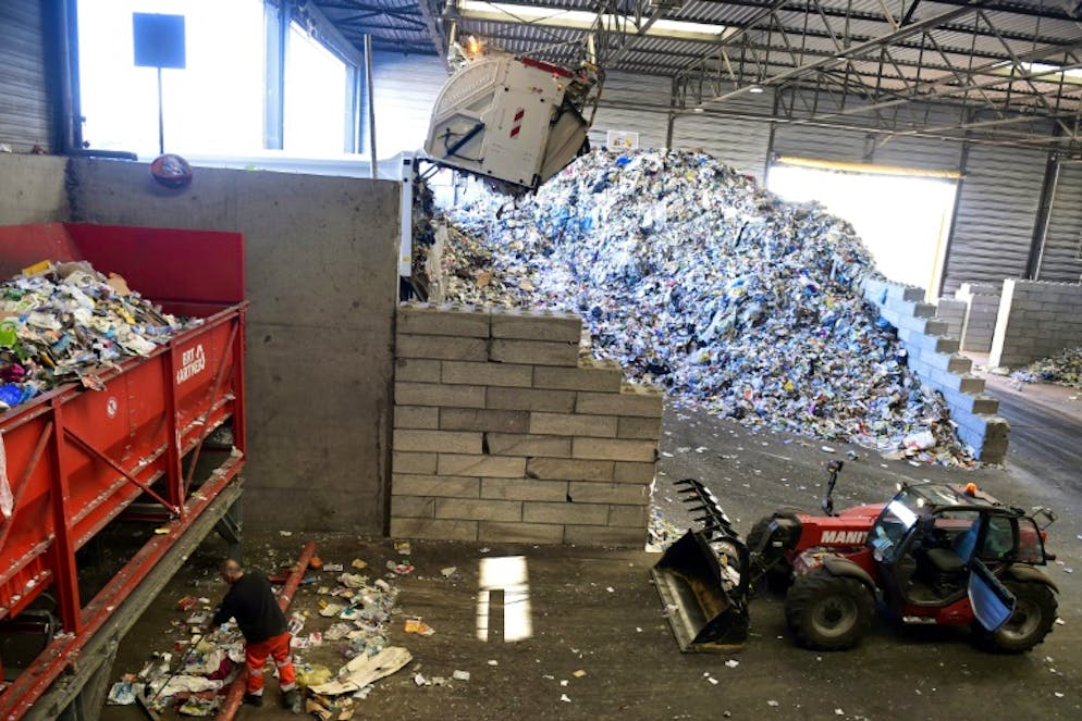 Sur un site de tri de Veolia à Amiens, le 10 octobre 2018. La France s'est fixé comme objectif de réduire de moitié le volume de déchets mis en décharge d'ici à 2025