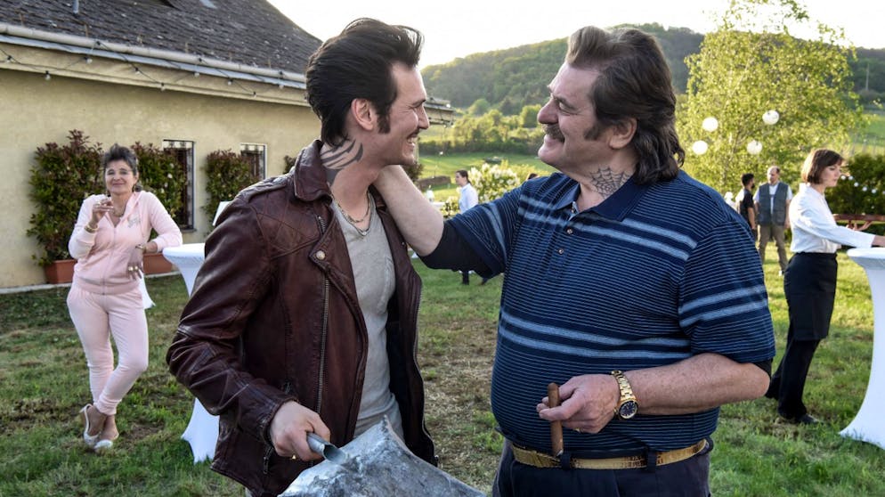 «Tatort» auf Wienerisch: Wer zum Geier ist diese «Marie»?. Der «Dokta» (Erwin Steinhauer, rechts) und seine Gattin (Maria Hofstätter, hinten links) halten viel vom jungen Pico Bello (Christopher Schärf). Kann er mal die Geschäfte des Paten übernehmen?