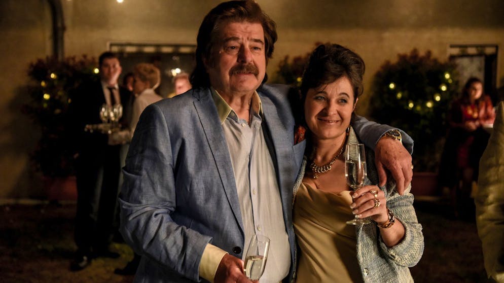 «Tatort» auf Wienerisch: Wer zum Geier ist diese «Marie»?. Gut vernetzter Strippenzieher im Wiener Milieu: Der «Dokta» (Erwin Steinhauer) lädt nebst Gattin (Maria Hofstätter) zur Gartenparty.