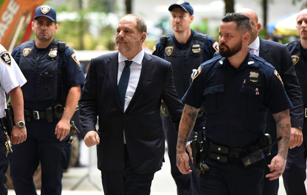 Harvey Weinstein (c) arrive au tribunal de Manhattan, le 11 octobre 2018 à New York
