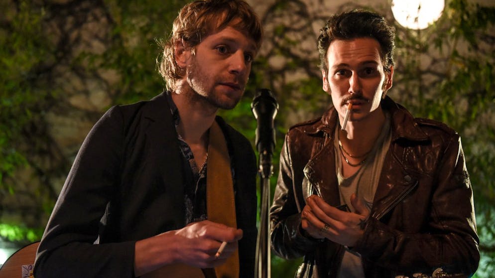 «Tatort» auf Wienerisch: Wer zum Geier ist diese «Marie»?. Brauchst a Liacht? Pico (Christopher Schärf) sucht das Gespräch mit Voodoo Jürgens (Voodoo Jürgens), dem Showact der Gartenparty.