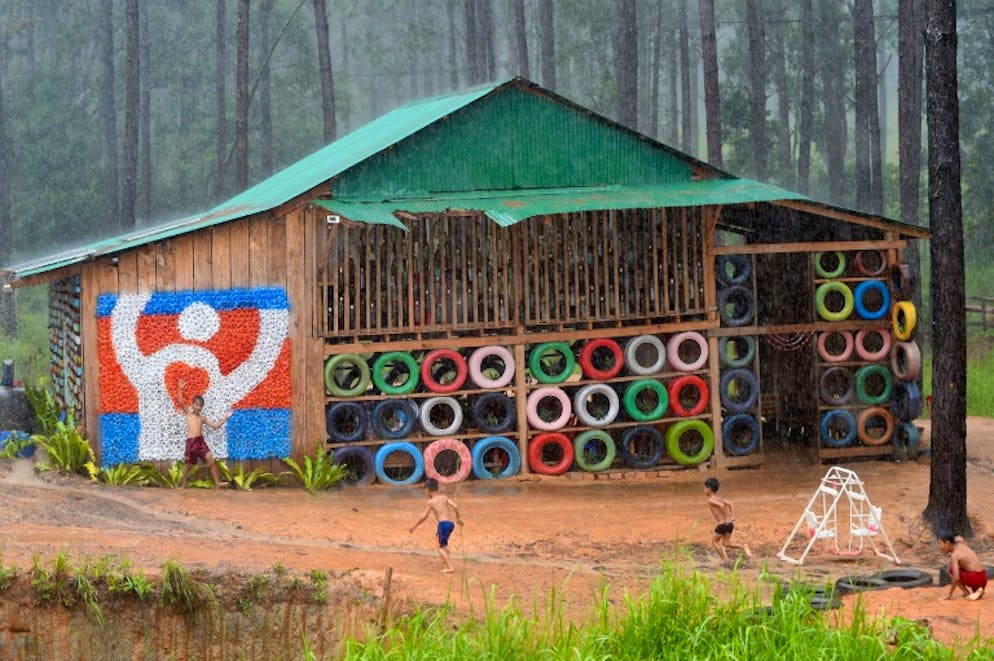 L'école Coconut School à Kirirom au Cambodge, édifiée à partir de déchets, le 1er octobre 2018