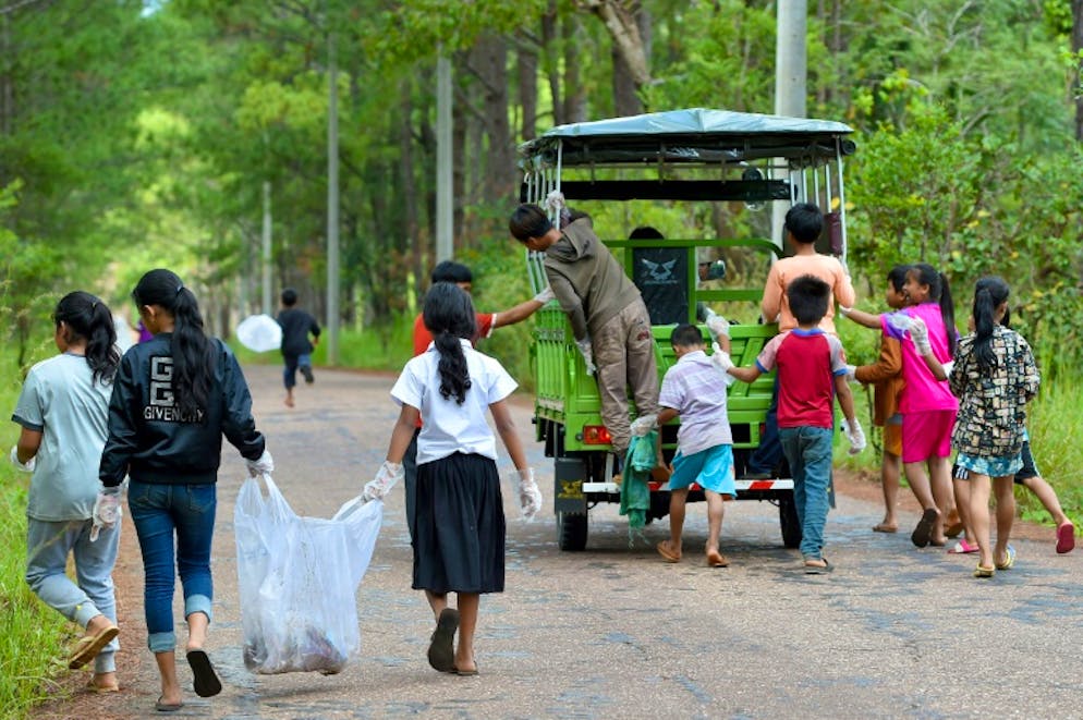 Les écoliers de la Coconut School au Cambodge collectent des déchets pour leur école, le 1er octobre 2018