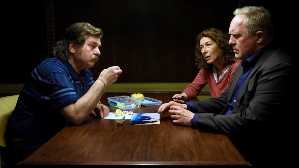 «Tatort» auf Wienerisch: Wer zum Geier ist diese «Marie»?. Eisner (Harald Krassnitzer, rechts) und Fellner (Adele Neuhauser) haben den «Dokta» (Erwin Steinhauer) zum Verhör vorgeladen. Der hat sich eine Brotzeit mitgebracht.