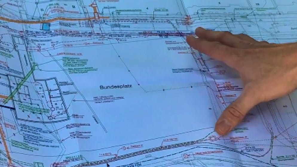 Raphael Flückiger zeigt, wo die Nationalbank in den öffentlichen Bereich hinausgebaut hat.