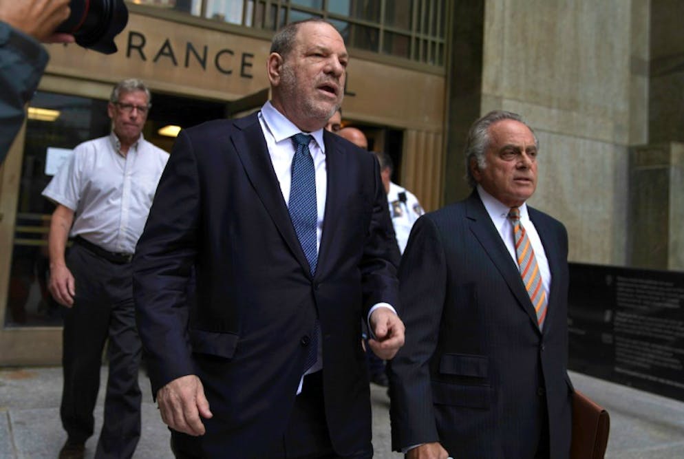 Harvey Weinstein (c) et son avocat Benjamin Brafman quittent le tribunal de Manhattan, le 11 octobre 2018 à New York