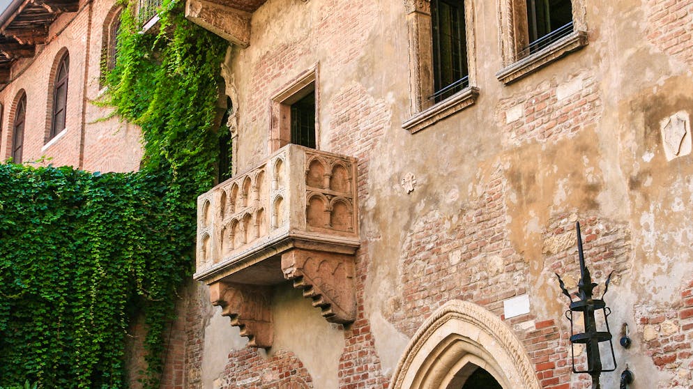 Fiktive Orte: Sehenswürdigkeiten, die es gar nicht gibt. Verona: Hat auf diesem Balkon Romeo seiner Julia seine Liebe gestanden? Mitnichten, im Original von William Shakespeare kommt kein Balkon vor, er wurde nachträglich für Touristen angebaut. 