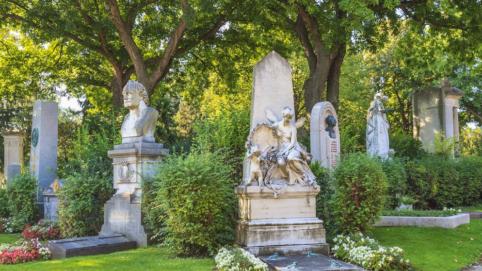 Fiktive Orte: Sehenswürdigkeiten, die es gar nicht gibt. Der Zentralfriedhof Wien beherbergt viele berühmte Gräber (Ludwig van Beethoven, Udo Jürgens etc.) und ist mit seinem morbiden Charme auch Schauplatz zahlreicher Verflimungen und Romane, unter anderem im Filmklassiker «Der dritte Man» mit Orson Welles.