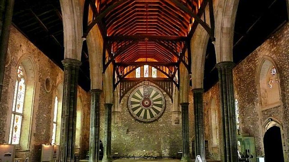 Fiktive Orte: Sehenswürdigkeiten, die es gar nicht gibt. Im Rittersaal sind auf einer Rosette sämtliche illustren Teilnehmer der ritterlichen Runde verewigt. 