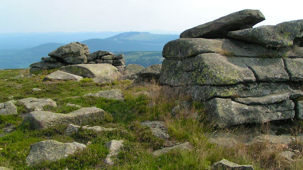 Fiktive Orte: Sehenswürdigkeiten, die es gar nicht gibt. Der Brocken ist der höchste Berg im Mittelebirge im deutschen Harz. Im Volksmund wird er Blocksberg genannt und hat es so zu einiger Berühmtheit gebracht.