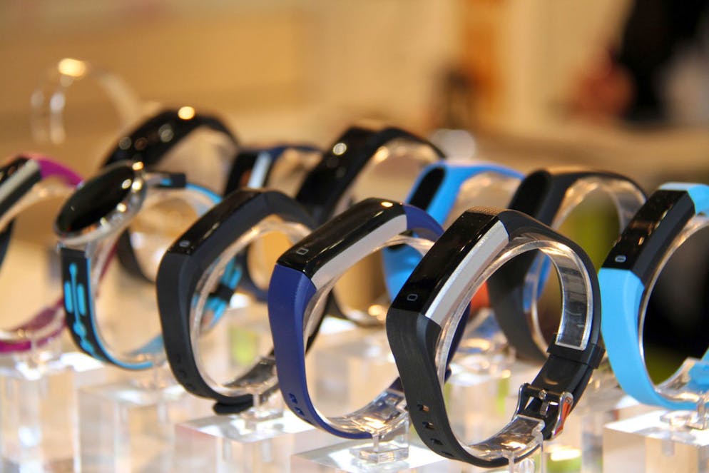 Schöne neue Welt?. Smartwatches und Fitnessarmbänder speichern, was der Träger mit seinem Körper so anstellt. Doch sind diese Daten auch wirklich sicher?