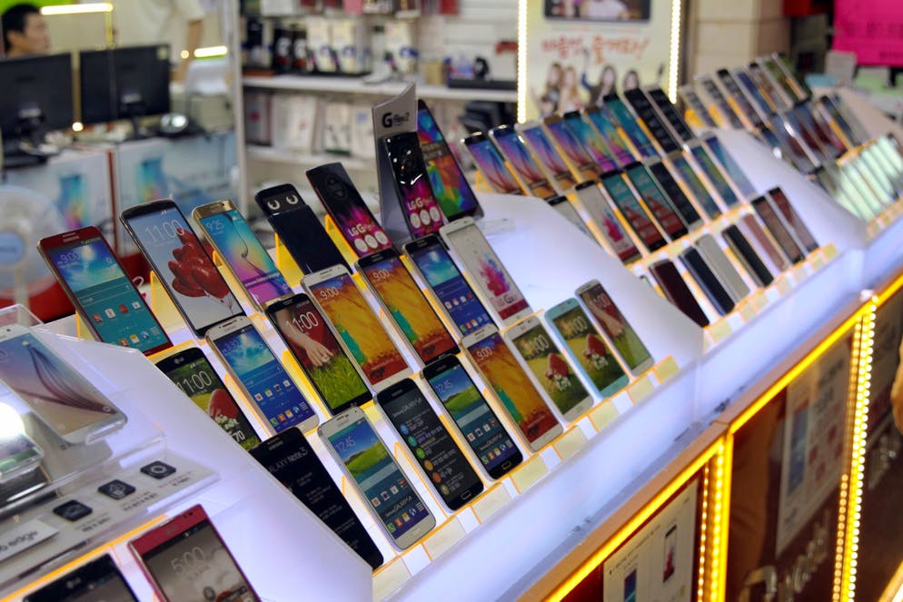 Schöne neue Welt?. Geräte der Begierde. Doch Smartphones bestehen nicht einfach nur aus Luft und Wasser. Ihre Produktion verschlingt wichtige Ressourcen.