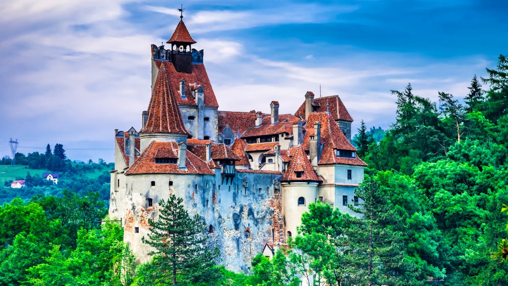 Fiktive Orte: Sehenswürdigkeiten, die es gar nicht gibt. Schloss Bran liegt im rumänischen Siebenbürgen und gilt vielen als Draculaschloss, denn die Burg ähnelt jener in Bram Stokers Roman Dracula. Das historische Vorbild der Romanfigur, Fürst Vlad III. Drăculea, hat das Schloss aber wahrscheinlich nie betreten