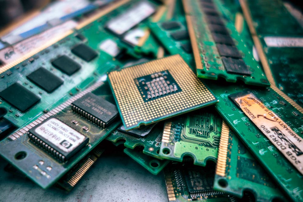 Schöne neue Welt?. Immer mehr Smartphones, immer mehr Abfall: Ausrangierte Geräte lassen die Müllberge anwachsen.