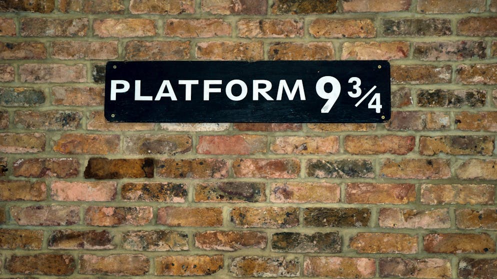Fiktive Orte: Sehenswürdigkeiten, die es gar nicht gibt. King's Cross Station: Von diesem Londoner Bahnhof fährt Joanne K. Rowlings Romanheld Hary Potter vom Gleis 93/4  mit dem Hogwart Express ins Internat.  Eine Gleistafel und ein Harry Potter Shop machen den Ort zur Pilgerstätte für Fans der berühmten Roman-Serie um den Zauberlehrling.