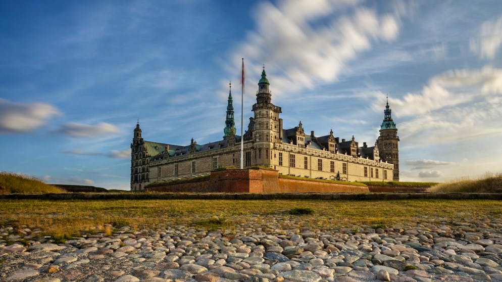 Fiktive Orte: Sehenswürdigkeiten, die es gar nicht gibt. «Sein oder nicht sein»: Schloss Kronborg in Helsingor, Dänemark, ist laut William Shakespeare Heimat von Hamlet. Dass der jütländische Prinz eine rein fiktive Figur ist, tut der Beliebtheit des dänischen Schlosses keinen Abbruch.