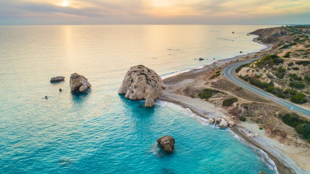 Fiktive Orte: Sehenswürdigkeiten, die es gar nicht gibt. Aphrodite-Felsen: Hier soll die Liebesgöttin Aphrodite dem Meer entstiegen sein. Wer den Felsen im Südwesten Zyperns bei Vollmond dreimal umschwimmt wird – dem Volksglauben zufolge – mit ewiger Liebe belohnt.