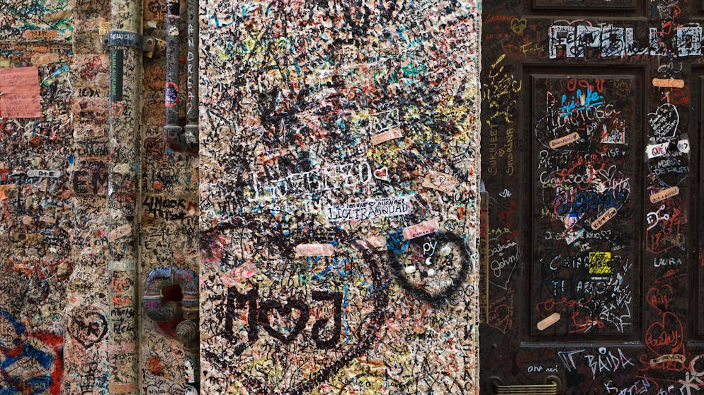 Fiktive Orte: Sehenswürdigkeiten, die es gar nicht gibt. Die Casa di Giulietta soll aber der Originalschauplatz der weltberühmten Liebesgeschichte sein. Das Haus gehörte Julias Familie Del Cappello. Kein Wunder hinterlassen Liebende aus aller Welt ihre Zuneigungsbekundungen an den Wänden.