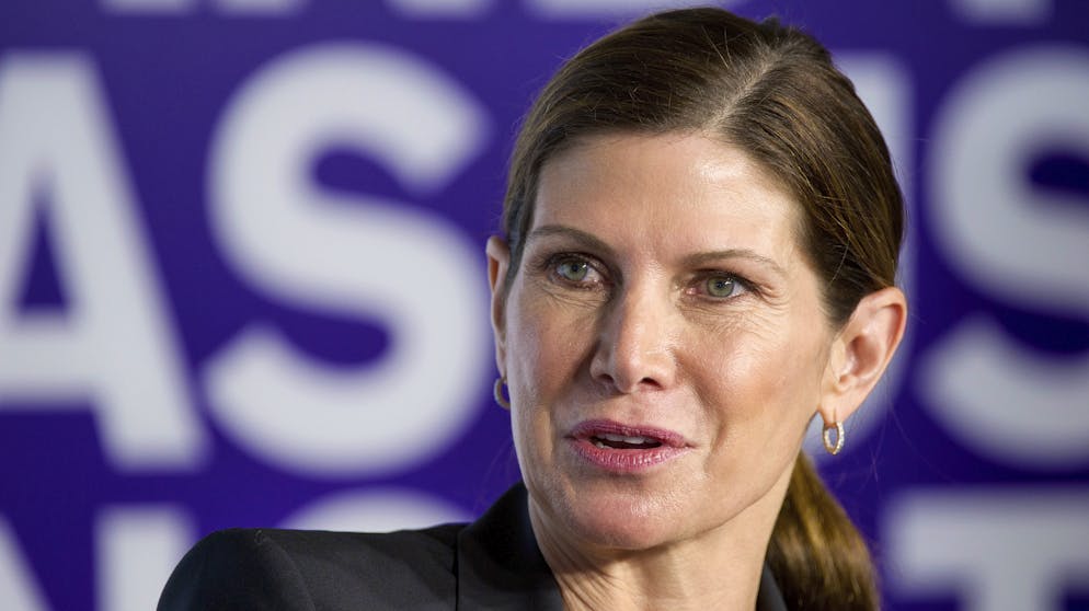 À peine arrivée, Mary Bono est déjà sous le feu des critiques.