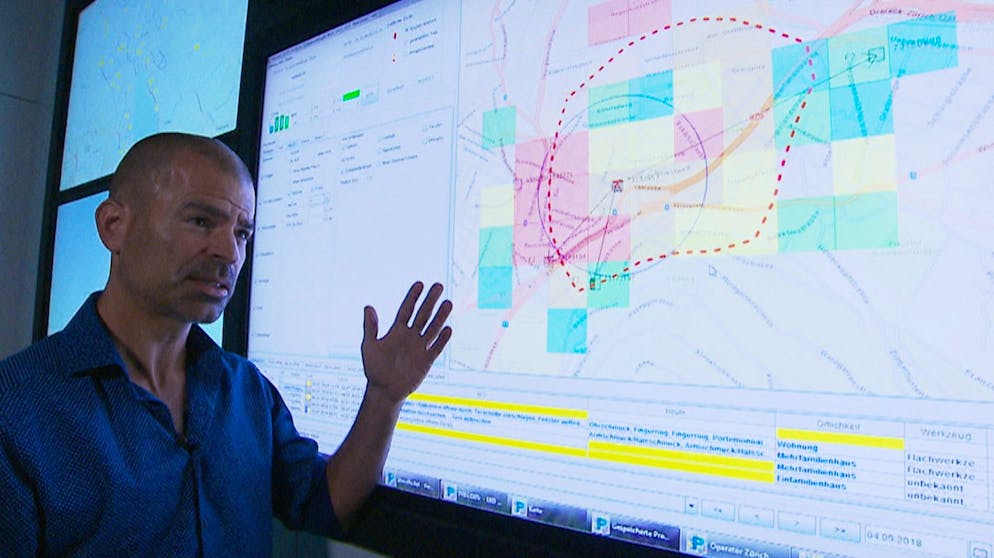 «Polizei der Zukunft»: Die Bilder zur Doku. Dominik Balogh, Chef von Analyse und Entwicklung bei der Stadtpolizei Zürich, erläutert die neuen technischen Möglichkeiten.