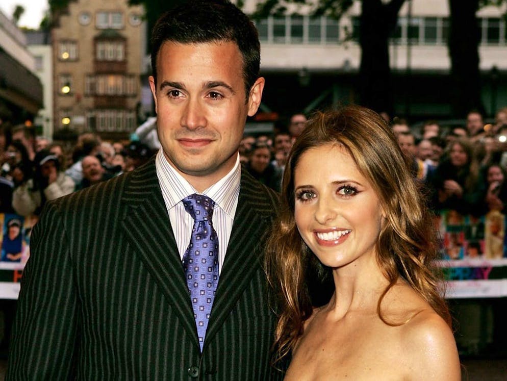 Le coppie hollywoodiane che si sono conosciute sul set. Tutto tranne una storia horror: Freddie Prinze jr. e Sarah Michelle Gellar si sono incontrati e innamorati sul set di «So cosa hai fatto» (1997). I due attori sono sposati dal 2002 e hanno avuto due figli: una bimba di nome Charlotte Grace e un bimbo chiamato Rocky James.