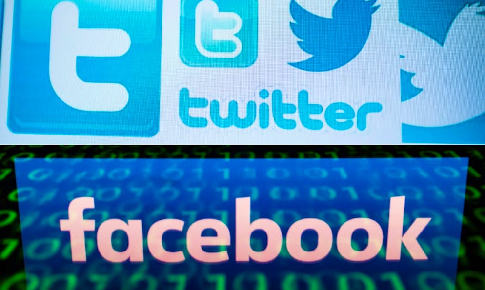 Les logos des réseaux sociaux Twitter et Facebook.