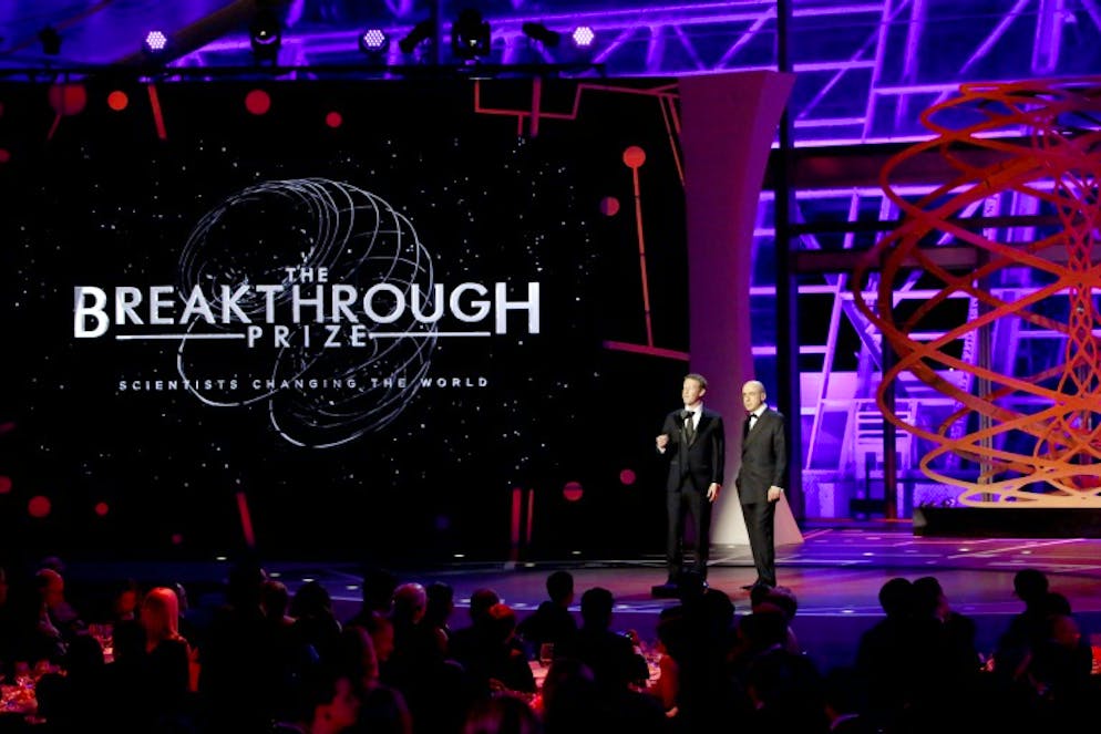 Le créateur de Facebook, Mark Zuckerberg, et Yuri Milner, deux des parrains du "Breakthrough Prize", lors de la cérémonie du 4 décembre 2016 à Mountain View en Californie