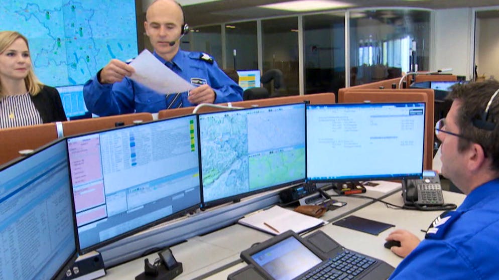 «Polizei der Zukunft»: Die Bilder zur Doku. Das Lagezentrum der Kantonspolizei Aargau ist schon heute hoch technisiert.