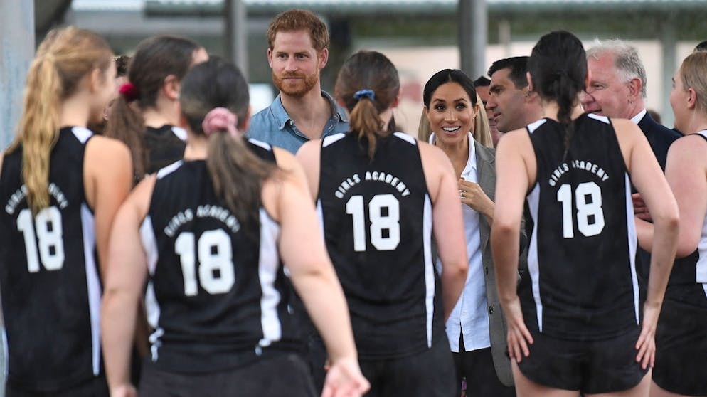 Sieht man da die Vorfreude? Harry und Meghan schwanger in Australien. Im Mittelpunkt der Reise steht auch der Sport - hier ein Treffen mit einer Netball-Mannschaft.