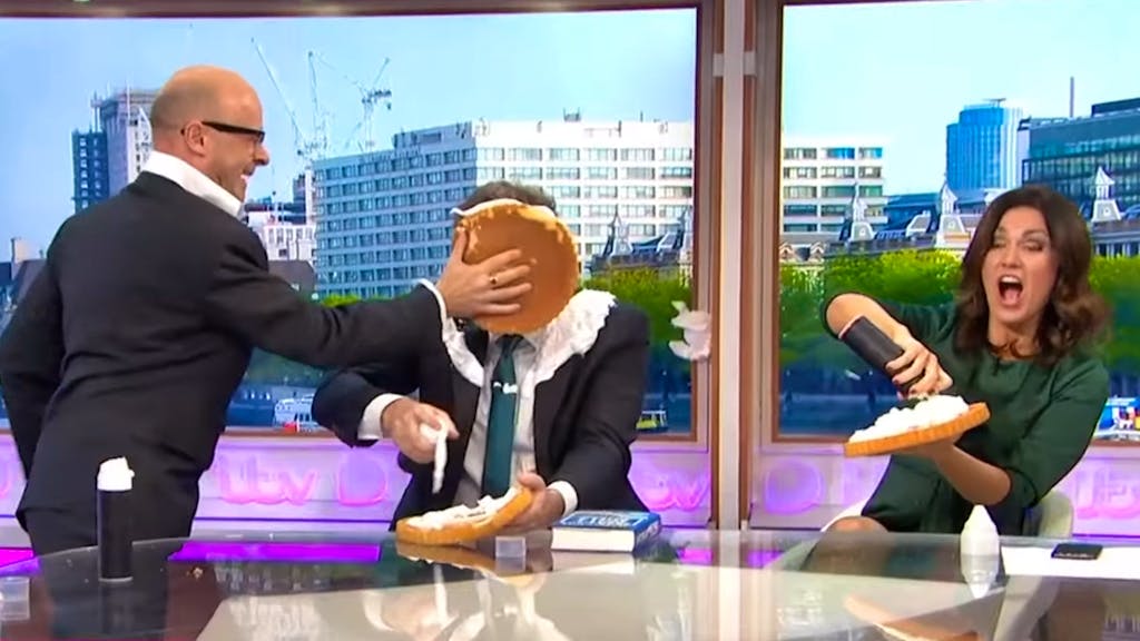 Promi disst Promi. Daniel Craig vom Baby-Tragen entmannt? Briten geben perfekte Antwort