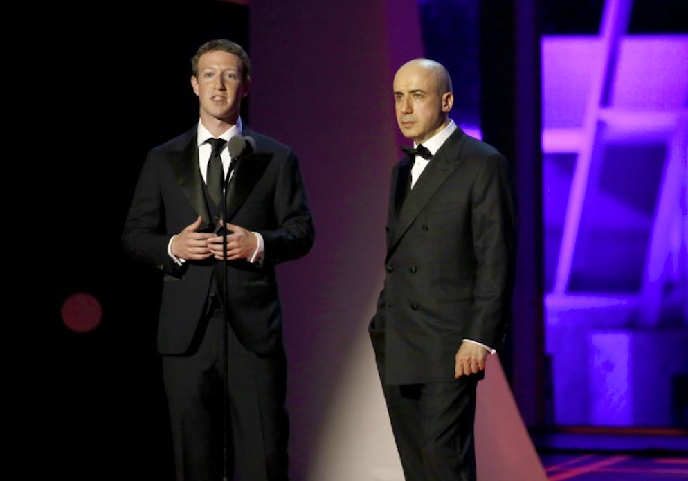 Le créateur de Facebook, Mark Zuckerberg, et Yuri Milner, deux des parrains du "Breakthrough Prize", lors de la cérémonie du 4 décembre 2016 à Mountain View en Californie
