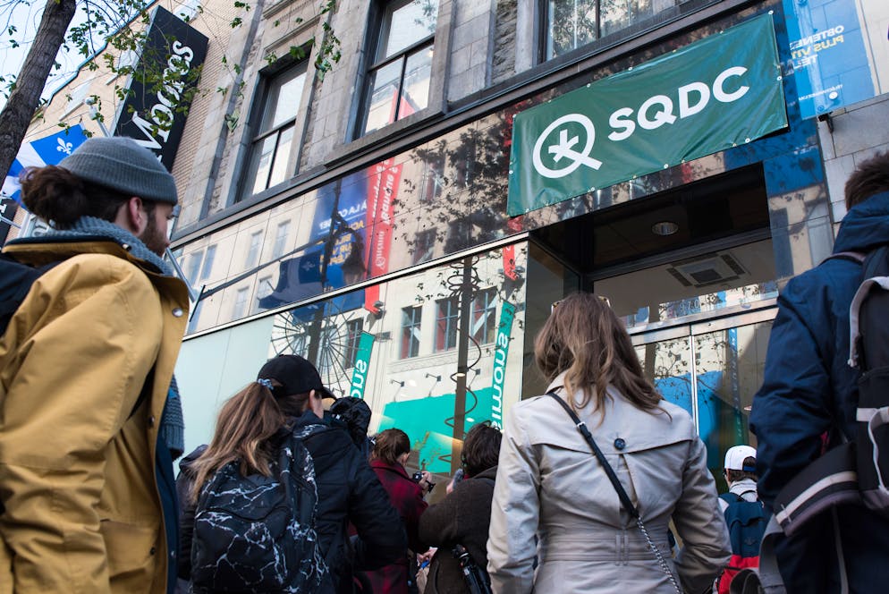 Plusieurs consommateurs de la drogue douce avaient déjà tenté leur chance mercredi, mais n'avaient finalement pas pu accéder aux magasins de la Société québécoise du cannabis (SQDC) malgré plusieurs heures d'attente.