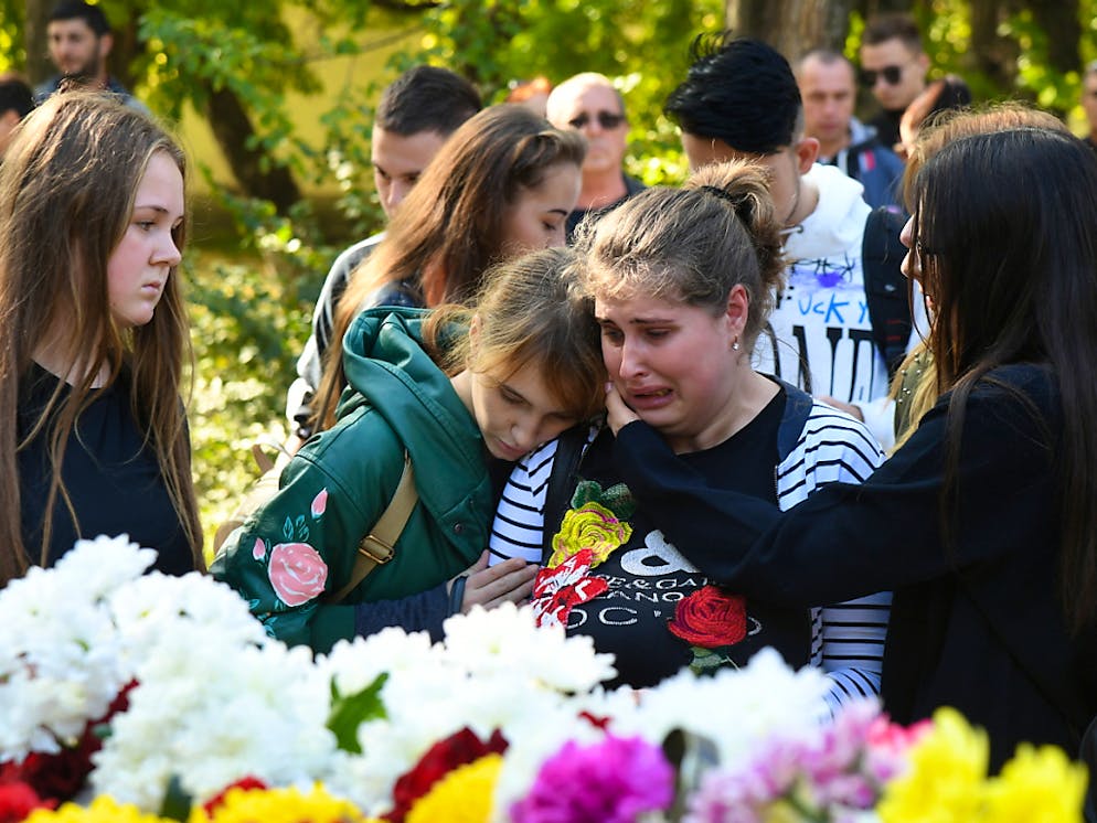 La douleur est vive au lycée de Kertch, en Crimée, où un jeune de 18 ans a tué vingt personnes avant de se suicider.