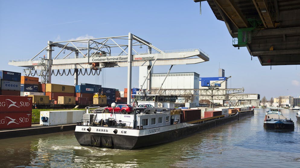 Historisch niedrige Wasserstände in der Schweiz. Direkt bertroffen ist die Binnenschifffahrt. Im Basler Hafen können keine Containerschiffe mehr anlegen.
