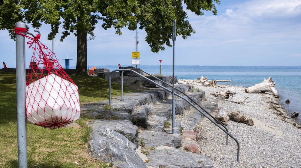 Historisch niedrige Wasserstände in der Schweiz. An einem Einstiegsgeländer im Goldacher Freibad Seegarten am Bodensee zeigt sich der niedrige Pegel.