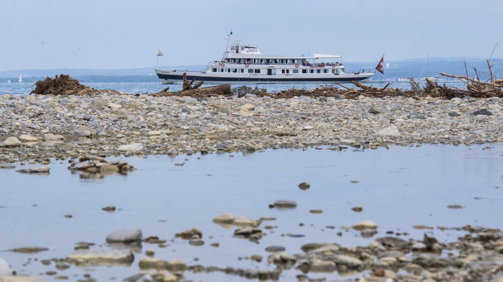 Historisch niedrige Wasserstände in der Schweiz. Das Personenschiff Thurgau fährt im August bei geringem Wasserstand im Bodensee bei Steinach. Auch der sonnige Herbst brachte bisher keine nennenswerten Niederschläge.