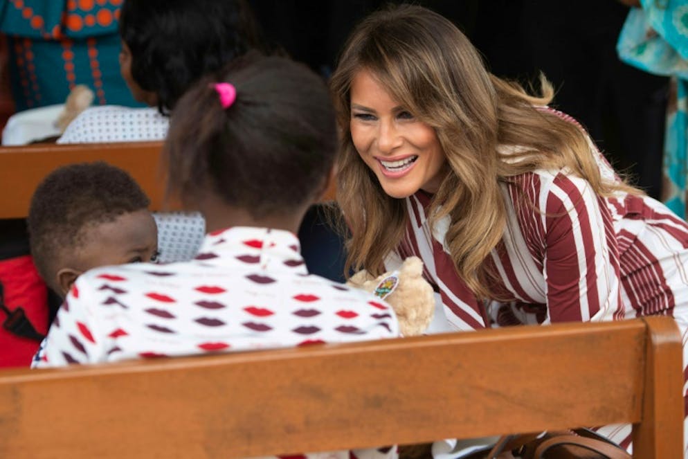 Melania Trump salue des patients dans un hôpital d'Accra le 2 octobre 2018