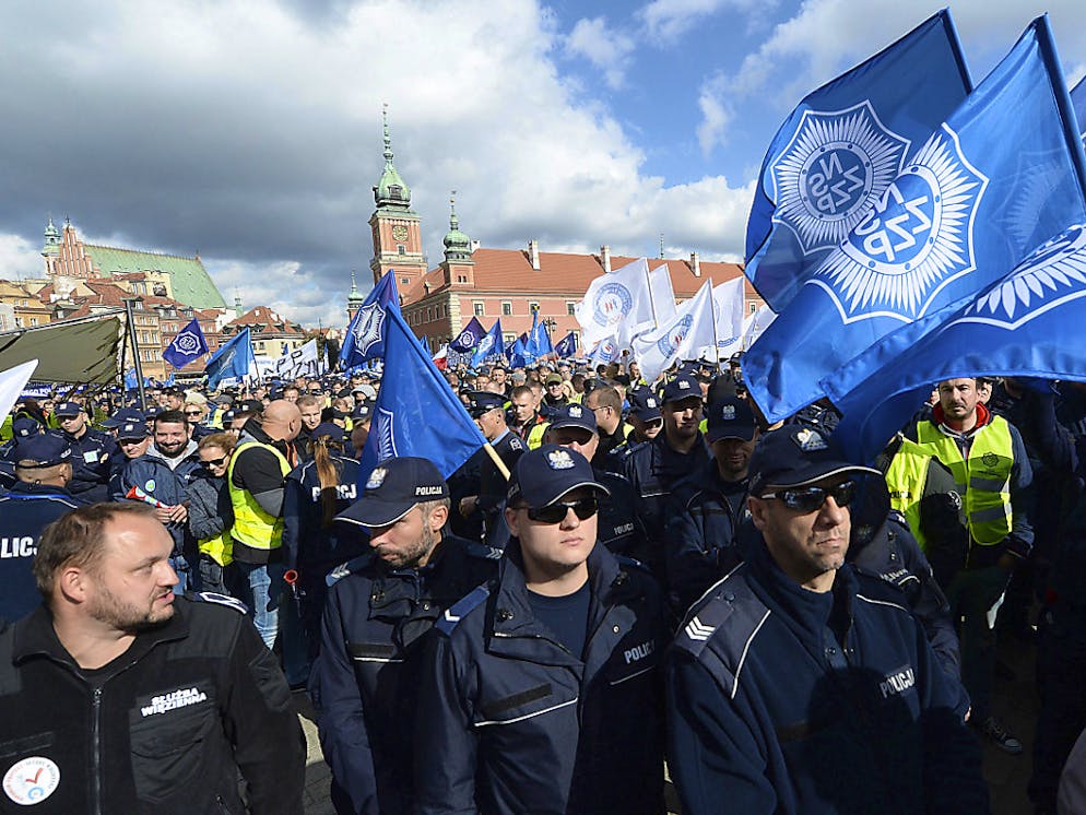 Plusieurs milliers de policiers, pompiers, gardes-frontières, douaniers et gardiens de prison se sont rassemblés à Varsovie.