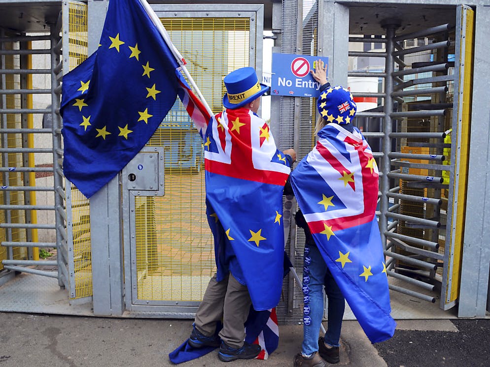 Des manifestants anti-Brexit expriment leur désaccord devant le bâtiment à Birmingham où le congrès du parti conservateur se tient pendant trois jours.