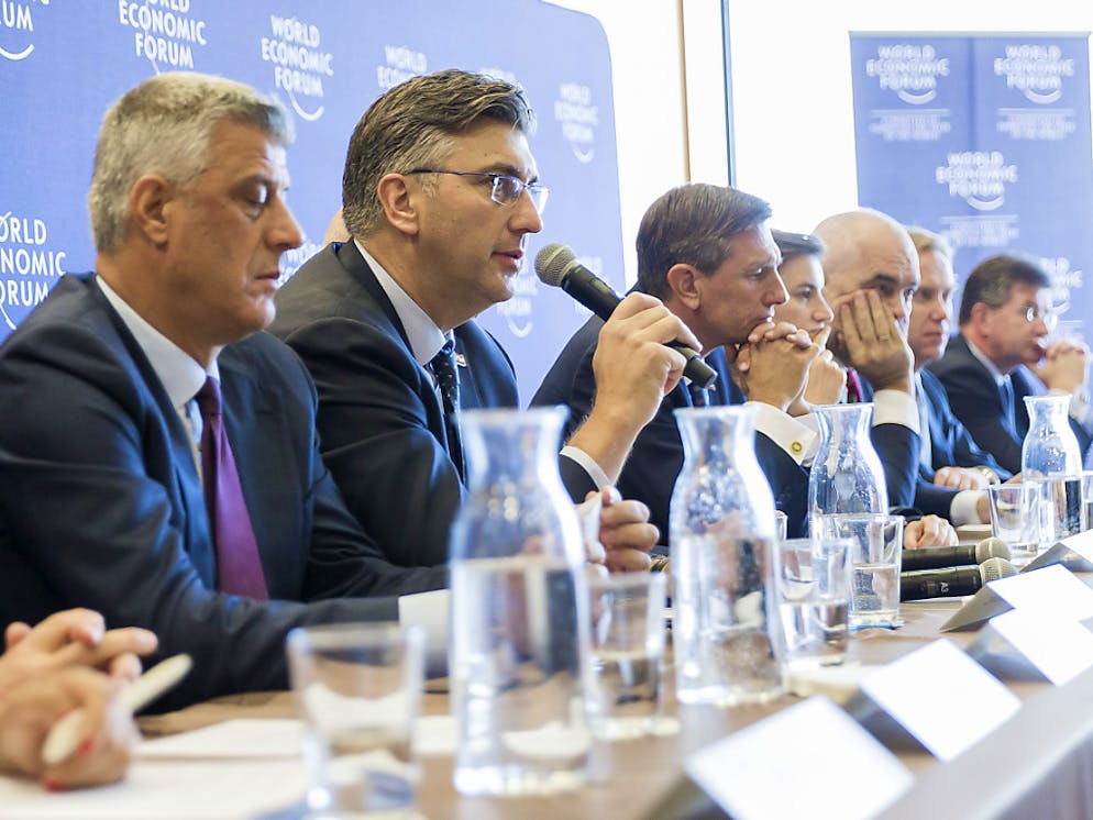 Les dirigeants de la région des Balkans sont d'accord d'avancer sur une collaboration économique malgré les divisions entre certains d'entre eux dont le président kosovar Hashim Thaçi et la Première ministre serbe Ana Brnabi qui étaient autour de la même table à Genève.
