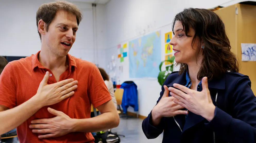 «Mona mittendrin»: Gehörlos - eine eigene Kultur. Gebärdensprachlehrer Emanuel Nay fühlt sich erst vollständig, seit er die Gebärdensprache erlernt hat. Er habe sie aufgesaugt «wie ein Staubsauger», erzählte er Mona Vetsch.